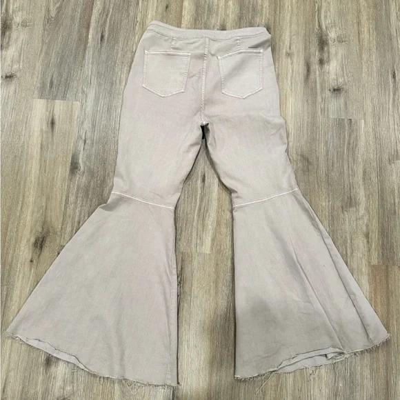 {preloved} We The Free Cream Flare Jeans - Picture 4 of 8